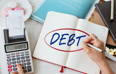 كيف تختار خدمة إدارة الديون المناسبة في دبي