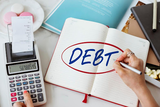كيف تختار خدمة إدارة الديون المناسبة في دبي
